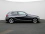 BMW 1-Serie 118i Executive | WORDT VERWACHT | HARMAN KARDON | STOELVERWARMING | ACHTERUITRIJCAMERA | CLIMATE CONTROL | NAVIGATIE | BLUETOOTH | LANE ASSIST | LED VERLICHTING | SPORTSTOELEN |