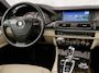 BMW 5-Serie 528i High Executive 245Pk Automaat (SCHUIFDAK, NAP, GROOT NAVI, LEDER, GETINT GLAS, ELEK SPORTSTOELEN, ZWART HEMEL, STOELVERWARMING, PARKEERSENSOREN, XENON, NIEUWSTAAT)