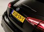 Mercedes-Benz A-klasse 180 AMG Line Automaat (FABRIEKSGARANTIE, APPLE CARPLAY, GROOT NAVI, SFEERVERLICHTING, CAMERA, KUIPSTOELEN, STOELVERWARMING, GETINT GLAS, NIEUWSTAAT)