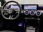 Mercedes-Benz A-klasse 180 AMG Line Automaat (FABRIEKSGARANTIE, APPLE CARPLAY, GROOT NAVI, SFEERVERLICHTING, CAMERA, KUIPSTOELEN, STOELVERWARMING, GETINT GLAS, NIEUWSTAAT)
