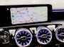 Mercedes-Benz A-klasse 180 AMG Line Automaat (FABRIEKSGARANTIE, APPLE CARPLAY, GROOT NAVI, SFEERVERLICHTING, CAMERA, KUIPSTOELEN, STOELVERWARMING, GETINT GLAS, NIEUWSTAAT)