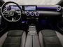 Mercedes-Benz A-klasse 180 AMG Line Automaat (FABRIEKSGARANTIE, APPLE CARPLAY, GROOT NAVI, SFEERVERLICHTING, CAMERA, KUIPSTOELEN, STOELVERWARMING, GETINT GLAS, NIEUWSTAAT)