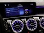 Mercedes-Benz A-klasse 180 AMG Line Automaat (FABRIEKSGARANTIE, APPLE CARPLAY, GROOT NAVI, SFEERVERLICHTING, CAMERA, KUIPSTOELEN, STOELVERWARMING, GETINT GLAS, NIEUWSTAAT)