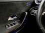 Mercedes-Benz A-klasse 180 AMG Line Automaat (FABRIEKSGARANTIE, APPLE CARPLAY, GROOT NAVI, SFEERVERLICHTING, CAMERA, KUIPSTOELEN, STOELVERWARMING, GETINT GLAS, NIEUWSTAAT)