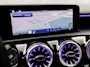 Mercedes-Benz A-klasse 180 AMG Line Automaat (FABRIEKSGARANTIE, APPLE CARPLAY, GROOT NAVI, SFEERVERLICHTING, CAMERA, KUIPSTOELEN, STOELVERWARMING, GETINT GLAS, NIEUWSTAAT)
