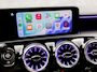 Mercedes-Benz A-klasse 180 AMG Line Automaat (FABRIEKSGARANTIE, APPLE CARPLAY, GROOT NAVI, SFEERVERLICHTING, CAMERA, KUIPSTOELEN, STOELVERWARMING, GETINT GLAS, NIEUWSTAAT)