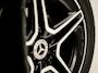 Mercedes-Benz A-klasse 180 AMG Line Automaat (FABRIEKSGARANTIE, APPLE CARPLAY, GROOT NAVI, SFEERVERLICHTING, CAMERA, KUIPSTOELEN, STOELVERWARMING, GETINT GLAS, NIEUWSTAAT)