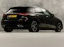 Mercedes-Benz A-klasse 180 AMG Line Automaat (FABRIEKSGARANTIE, APPLE CARPLAY, GROOT NAVI, SFEERVERLICHTING, CAMERA, KUIPSTOELEN, STOELVERWARMING, GETINT GLAS, NIEUWSTAAT)
