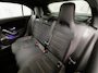 Mercedes-Benz A-klasse 180 AMG Line Automaat (FABRIEKSGARANTIE, APPLE CARPLAY, GROOT NAVI, SFEERVERLICHTING, CAMERA, KUIPSTOELEN, STOELVERWARMING, GETINT GLAS, NIEUWSTAAT)