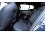 Volvo EX30 P5 Long Range Plus Black Edition Europa 69 kWh | Denim Blue metallic | Black interieur | 20 inch Y-spaaks lichtmetalen velgen | Harman Kardon audio | Google Maps | Elektrisch verstelbare voorstoelen | Stoel- & Stuurwielverwarming | Adaptieve Cruise Control | BLIS Dodehoekdetectie