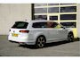 Volkswagen Passat Variant 1.5 TSI 150PK! Automaat R-Line Business BJ2021 Lmv 18" | Led V+A | Pdc | Sideskirts | Elek. trekhaak | App-Connect | Navi | Virtual cockpit | Sfeerverlichting | Climate control | Cruise control | Verwarmde voorstoelen | Zwarte hemel | Extra getint glas