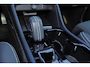 Volvo XC40 B4 R-Design - Intellisafe Assist/Surround - FULL-LED koplampen - Harman Kardon Audio - Verwarmbare voorstoelen - Verwarmbaar stuurwiel - Elektrisch bedienbare voorstoelen - Parkeersensoren v/a - Parkeercamera - Draadloos telefoonoplader - 19' LMV