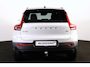 Volvo XC40 B4 R-Design - Intellisafe Assist/Surround - FULL-LED koplampen - Harman Kardon Audio - Verwarmbare voorstoelen - Verwarmbaar stuurwiel - Elektrisch bedienbare voorstoelen - Parkeersensoren v/a - Parkeercamera - Draadloos telefoonoplader - 19' LMV