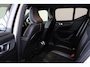 Volvo XC40 B4 R-Design - Intellisafe Assist/Surround - FULL-LED koplampen - Harman Kardon Audio - Verwarmbare voorstoelen - Verwarmbaar stuurwiel - Elektrisch bedienbare voorstoelen - Parkeersensoren v/a - Parkeercamera - Draadloos telefoonoplader - 19' LMV