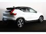 Volvo XC40 B4 R-Design - Intellisafe Assist/Surround - FULL-LED koplampen - Harman Kardon Audio - Verwarmbare voorstoelen - Verwarmbaar stuurwiel - Elektrisch bedienbare voorstoelen - Parkeersensoren v/a - Parkeercamera - Draadloos telefoonoplader - 19' LMV