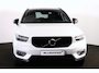 Volvo XC40 B4 R-Design - Intellisafe Assist/Surround - FULL-LED koplampen - Harman Kardon Audio - Verwarmbare voorstoelen - Verwarmbaar stuurwiel - Elektrisch bedienbare voorstoelen - Parkeersensoren v/a - Parkeercamera - Draadloos telefoonoplader - 19' LMV