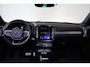 Volvo XC40 B4 R-Design - Intellisafe Assist/Surround - FULL-LED koplampen - Harman Kardon Audio - Verwarmbare voorstoelen - Verwarmbaar stuurwiel - Elektrisch bedienbare voorstoelen - Parkeersensoren v/a - Parkeercamera - Draadloos telefoonoplader - 19' LMV
