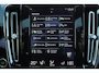 Volvo XC40 B4 R-Design - Intellisafe Assist/Surround - FULL-LED koplampen - Harman Kardon Audio - Verwarmbare voorstoelen - Verwarmbaar stuurwiel - Elektrisch bedienbare voorstoelen - Parkeersensoren v/a - Parkeercamera - Draadloos telefoonoplader - 19' LMV