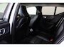 Volvo XC40 B3 Plus Dark - IntelliSafe Assist & Surround - 360º Camera - Harman/Kardon audio - Verwarmde voorstoelen & stuur - Parkeersensoren voor & achter - Elektr. bedienb. voorstoelen met geheugen links - Draadloze tel. lader - Standkachel - Extra getint glas - 18' LMV