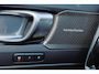 Volvo XC40 B3 Plus Dark - IntelliSafe Assist & Surround - 360º Camera - Harman/Kardon audio - Verwarmde voorstoelen & stuur - Parkeersensoren voor & achter - Elektr. bedienb. voorstoelen met geheugen links - Draadloze tel. lader - Standkachel - Extra getint glas - 18' LMV