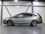 Opel Astra ST 105PK 120 Jaar Edition | 1ste eigenaar | Camera | Trekhaak | AppleCarPlay/Android | Armsteun | AGR stoelen | Navigatie | Climate Control | Cruise Control | Isofix | Privacy Glass | Parkeersensoren |