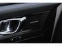 Volvo XC40 T5 AWD Aut. Intro Edition | Semi Electrische-wegklapbare trekhaak | 360° Parkeercamera | | Harman Kardon Premium Audio | Panoramadak | Lederen bekleding | Adaptieve Cruise Control | Dodehoekdetectie | Volvo on Call | Parkeerverwarming | Parkeersensoren voor + achter