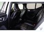 Volvo XC40 B3 Plus Dark - IntelliSafe Assist & Surround - 360º Camera - Harman/Kardon audio - Verwarmde voorstoelen & stuur - Parkeersensoren voor & achter - Elektr. bedienb. voorstoelen met geheugen links - Draadloze tel. lader - Standkachel - Extra getint glas - 18' LMV