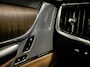 Volvo V90 T8 AWD Ultimate Dark Long Range 455PK PANO/B&W/TREKHAAK/NAPPA-LEER/VENTILATIE+MASSAGE/GOOGLE/HEAD-UP/360CAMERA/19"/CRYSTAL-POOK/ACC/PILOT-ASSIST/EL.A.KLEP/BLACK-OPTIC/NET GROTE OH BEURT GEHAD BIJ VOLVO DEALER