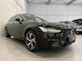 Volvo V90 T8 AWD Ultimate Dark Long Range 455PK PANO/B&W/TREKHAAK/NAPPA-LEER/VENTILATIE+MASSAGE/GOOGLE/HEAD-UP/360CAMERA/19"/CRYSTAL-POOK/ACC/PILOT-ASSIST/EL.A.KLEP/BLACK-OPTIC/NET GROTE OH BEURT GEHAD BIJ VOLVO DEALER