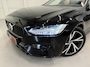 Volvo V90 T8 AWD Ultimate Dark Long Range 455PK PANO/B&W/TREKHAAK/NAPPA-LEER/VENTILATIE+MASSAGE/GOOGLE/HEAD-UP/360CAMERA/19"/CRYSTAL-POOK/ACC/PILOT-ASSIST/EL.A.KLEP/BLACK-OPTIC/NET GROTE OH BEURT GEHAD BIJ VOLVO DEALER