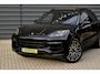 Porsche Cayenne 3.0 E-Hybrid SportDesign | Panorama | 22'' Wielen | Trekhaak | Sfeerverlichting | Luchtvering | Orig. NL |