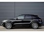 Porsche Cayenne 3.0 E-Hybrid SportDesign | Panorama | 22'' Wielen | Trekhaak | Sfeerverlichting | Luchtvering | Orig. NL |