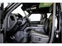 Land Rover Defender 5.0 P525 110 V8 GRIJS KENTEKEN!! PANORAMADAK + MERIDIAN SURROUND + MATRIX LED + BODYKIT + STOELVERWARMING&-KOELING + STUURVERWARMING + 360 CAMERA + KOELKAST + SPORTUITLAATSYSTEEM + NAPPALEER + ADAPT.CRUISE + PARKSENSOREN + 22" LM-VELGEN!!