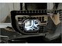 Land Rover Defender 5.0 P525 110 V8 GRIJS KENTEKEN!! PANORAMADAK + MERIDIAN SURROUND + MATRIX LED + BODYKIT + STOELVERWARMING&-KOELING + STUURVERWARMING + 360 CAMERA + KOELKAST + SPORTUITLAATSYSTEEM + NAPPALEER + ADAPT.CRUISE + PARKSENSOREN + 22" LM-VELGEN!!