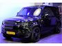Land Rover Defender 5.0 P525 110 V8 GRIJS KENTEKEN!! PANORAMADAK + MERIDIAN SURROUND + MATRIX LED + BODYKIT + STOELVERWARMING&-KOELING + STUURVERWARMING + 360 CAMERA + KOELKAST + SPORTUITLAATSYSTEEM + NAPPALEER + ADAPT.CRUISE + PARKSENSOREN + 22" LM-VELGEN!!