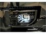 Land Rover Defender 5.0 P525 110 V8 GRIJS KENTEKEN!! PANORAMADAK + MERIDIAN SURROUND + MATRIX LED + BODYKIT + STOELVERWARMING&-KOELING + STUURVERWARMING + 360 CAMERA + KOELKAST + SPORTUITLAATSYSTEEM + NAPPALEER + ADAPT.CRUISE + PARKSENSOREN + 22" LM-VELGEN!!