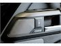 Land Rover Defender 5.0 P525 110 V8 GRIJS KENTEKEN!! PANORAMADAK + MERIDIAN SURROUND + MATRIX LED + BODYKIT + STOELVERWARMING&-KOELING + STUURVERWARMING + 360 CAMERA + KOELKAST + SPORTUITLAATSYSTEEM + NAPPALEER + ADAPT.CRUISE + PARKSENSOREN + 22" LM-VELGEN!!