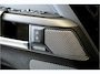 Land Rover Defender 5.0 P525 110 V8 GRIJS KENTEKEN!! PANORAMADAK + MERIDIAN SURROUND + MATRIX LED + BODYKIT + STOELVERWARMING&-KOELING + STUURVERWARMING + 360 CAMERA + KOELKAST + SPORTUITLAATSYSTEEM + NAPPALEER + ADAPT.CRUISE + PARKSENSOREN + 22" LM-VELGEN!!
