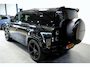 Land Rover Defender 5.0 P525 110 V8 GRIJS KENTEKEN!! PANORAMADAK + MERIDIAN SURROUND + MATRIX LED + BODYKIT + STOELVERWARMING&-KOELING + STUURVERWARMING + 360 CAMERA + KOELKAST + SPORTUITLAATSYSTEEM + NAPPALEER + ADAPT.CRUISE + PARKSENSOREN + 22" LM-VELGEN!!