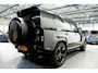 Land Rover Defender 5.0 P525 110 V8 GRIJS KENTEKEN!! PANORAMADAK + MERIDIAN SURROUND + MATRIX LED + BODYKIT + STOELVERWARMING&-KOELING + STUURVERWARMING + 360 CAMERA + KOELKAST + SPORTUITLAATSYSTEEM + NAPPALEER + ADAPT.CRUISE + PARKSENSOREN + 22" LM-VELGEN!!