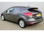 Ford Focus 1.0-125pk Titanium. Erg goed onderhouden, correct nette Ford Focus hatchback. Autm. airco dual, LM wielen, navigatie, telefoonvoorb., cruise control, metallic lak.