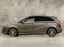 Mercedes-Benz B-klasse 200 AMG Sport 157Pk (GROOT NAVI, CLIMATE, CAMERA, HARMAN/KARDON, GETINT GLAS, STOELVERWARMING, LEDEREN SPORTSTOELEN, HARMAN/KARDON, XENON, ZWART HEMEL, NIEUWSTAAT)