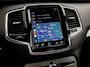 Volvo XC90 2.0 T8 Twin Engine AWD R-Design 7 Persoons 408Pk Automaat (NAP, PANORAMADAK, 1e EIGENAAR, LUCHTVERING, APPLE CARPLAY, BOWERS&WILKINS, HEAD-UP DISPLAY, STUUR/STOELVERWARMING, CAMERA, ELEK ACHTERKLEP, NIEUWSTAAT)