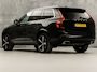Volvo XC90 2.0 T8 Twin Engine AWD R-Design 7 Persoons 408Pk Automaat (NAP, PANORAMADAK, 1e EIGENAAR, LUCHTVERING, APPLE CARPLAY, BOWERS&WILKINS, HEAD-UP DISPLAY, STUUR/STOELVERWARMING, CAMERA, ELEK ACHTERKLEP, NIEUWSTAAT)