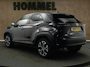 Toyota Yaris Cross 1.5 Hybrid 130 Dynamic - NIEUWE MODEL YARIS CROSS - DIRECT UIT VOORRAAD LEVERBAAR - NAVIGATIE - ARMSTEUN VOOR - VOORRUITVERWARMING - STUURVERWARMING - STOELVERWARMING - APPLE CARPLAY/ ANDROID AUTO - 17 INCH LICHT METALEN VELGEN - DODEHOEK DETECTIE - PARKEERSENSOREN VOOR/ ACHTER