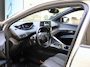 Peugeot 5008 SUV Allure Pack Business 130 pk Automaat | Navigatie | Dodehoekwaarsch. | 7-zits | Elektrische kofferbak | Parkeercamera voor/achter