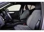 Volvo XC40 B4 Plus Dark - IntelliSafe Assist & Surround - Parkeercamera achter - Verwarmde voorstoelen & stuur - Parkeersensoren voor & achter - Elektr. bedienb. voorstoelen met geheugen links - Draadloze tel. lader - Extra getint glas - Inklapbare trekhaak - 19' LMV
