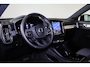 Volvo XC40 B4 Plus Dark - IntelliSafe Assist & Surround - Parkeercamera achter - Verwarmde voorstoelen & stuur - Parkeersensoren voor & achter - Elektr. bedienb. voorstoelen met geheugen links - Draadloze tel. lader - Extra getint glas - Inklapbare trekhaak - 19' LMV