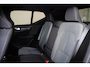 Volvo XC40 B4 Plus Dark - IntelliSafe Assist & Surround - Parkeercamera achter - Verwarmde voorstoelen & stuur - Parkeersensoren voor & achter - Elektr. bedienb. voorstoelen met geheugen links - Draadloze tel. lader - Extra getint glas - Inklapbare trekhaak - 19' LMV