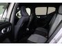 Volvo XC40 B4 Plus Dark - IntelliSafe Assist & Surround - Parkeercamera achter - Verwarmde voorstoelen & stuur - Parkeersensoren voor & achter - Elektr. bedienb. voorstoelen met geheugen links - Draadloze tel. lader - Extra getint glas - Inklapbare trekhaak - 19' LMV
